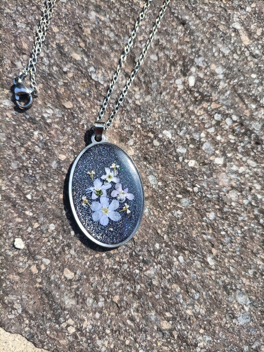 Collana Handmade in acciaio con eleganti brillantini e fiori veri